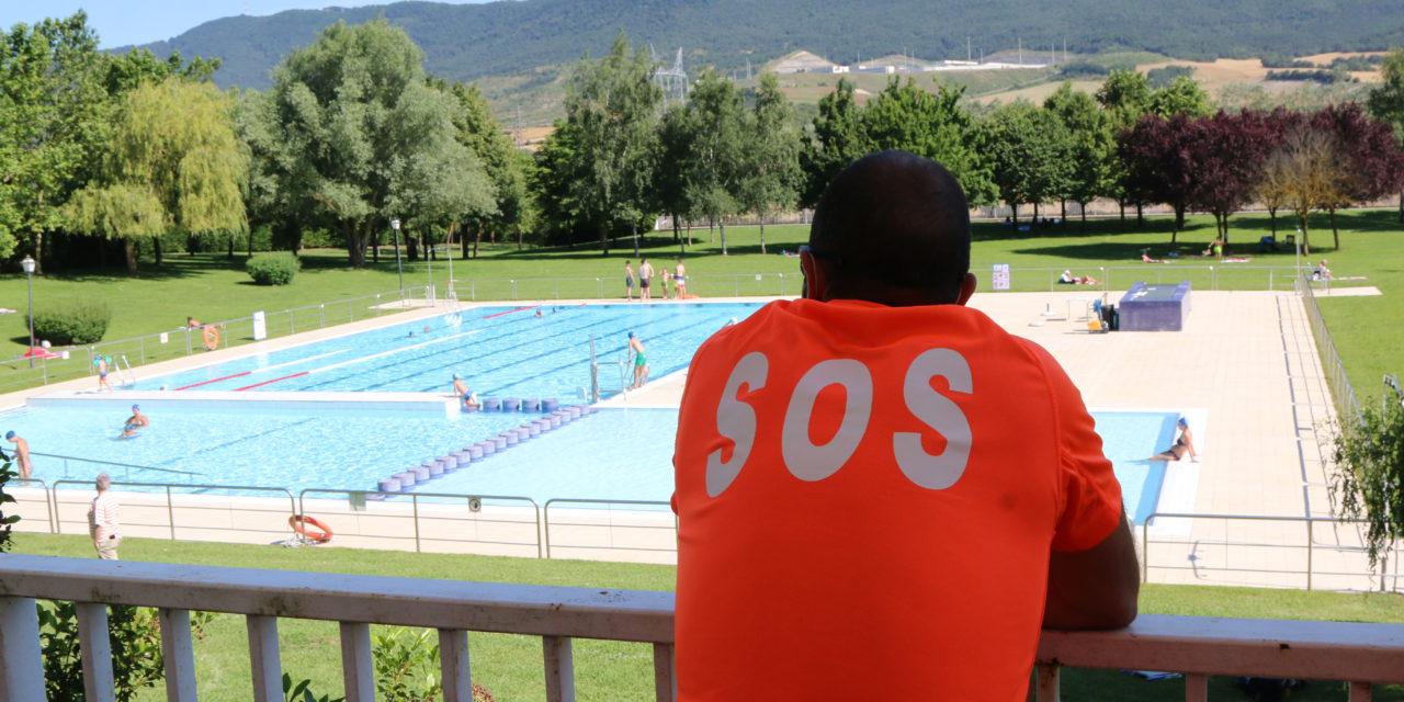 Decenas de personas se encargan de mantener en perfecto estado las piscinas de Arrate