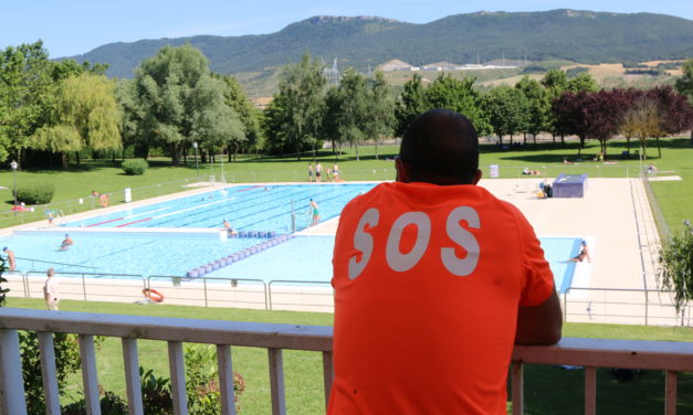 Decenas de personas se encargan de mantener en perfecto estado las piscinas de Arrate