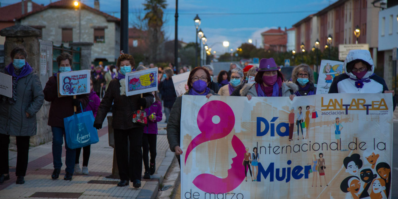Decenas de personas marchan por los derechos de la mujer en Iruña de Oca