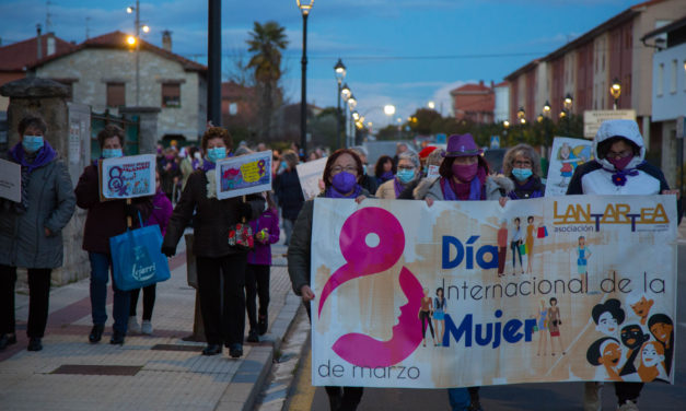 Decenas de personas marchan por los derechos de la mujer en Iruña de Oca