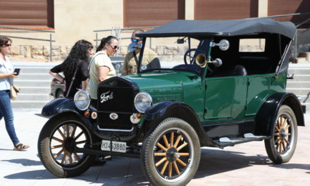 Los vehículos clásicos toman las calles de Nanclares
