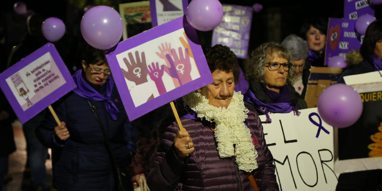 Un centenar de vecinas y vecinos se manifiestan contra la violencia de género