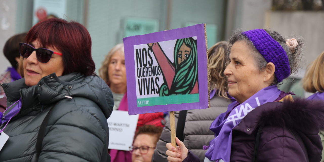 Iruña de Oca se tiñe de violeta para condenar la violencia hacia las mujeres