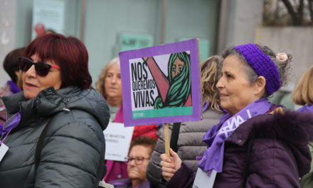 Iruña de Oca se tiñe de violeta para condenar la violencia hacia las mujeres