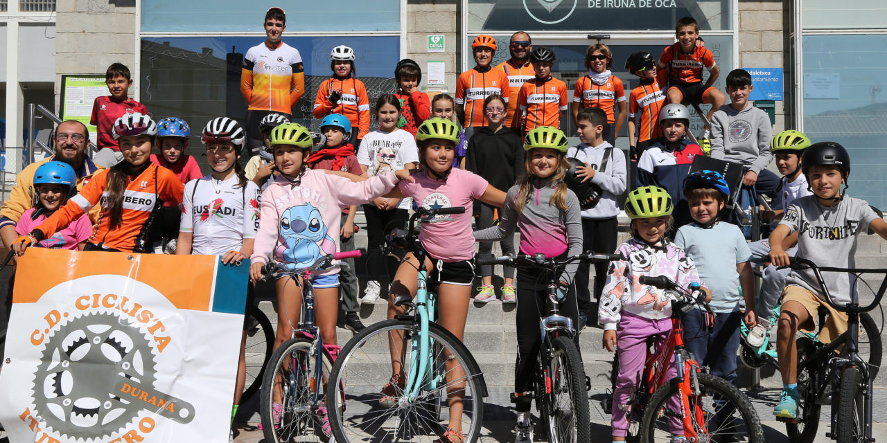 Una treintena de niños y niñas toman parte en la gymkana ciclista de Iruña de Oca