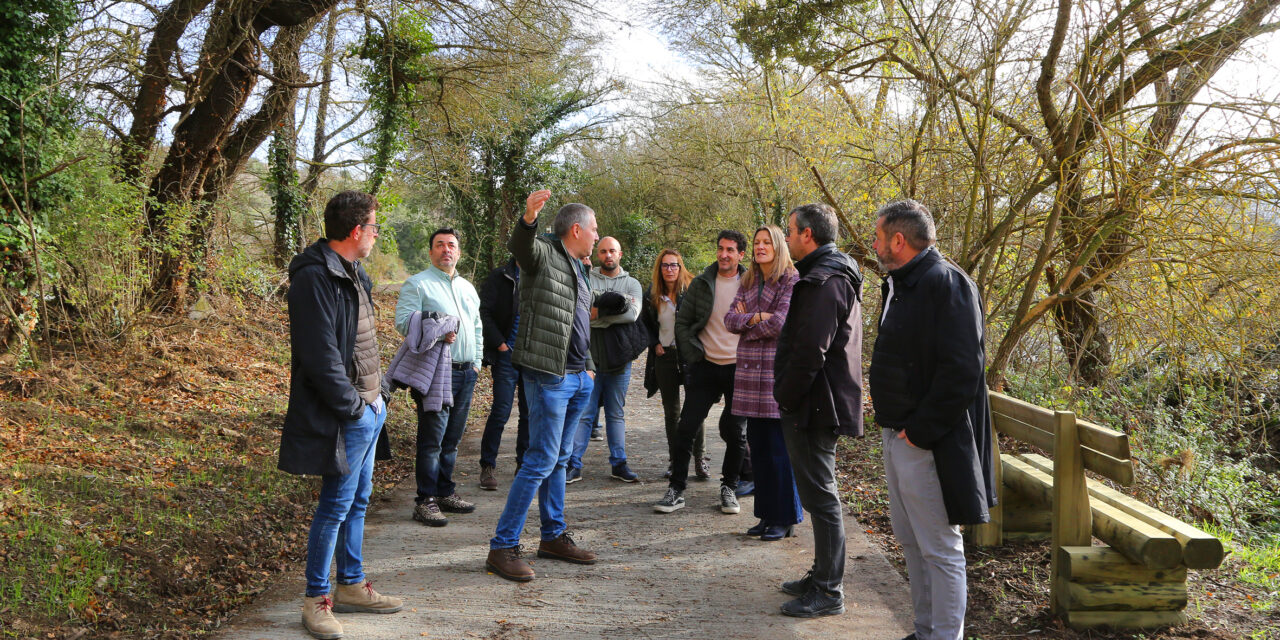La diputada de Desarrollo Económico y el alcalde de Iruña de Oca visitan el nuevo tramo de la Ruta Verde del Zadorra