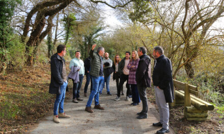 La diputada de Desarrollo Económico y el alcalde de Iruña de Oca visitan el nuevo tramo de la Ruta Verde del Zadorra