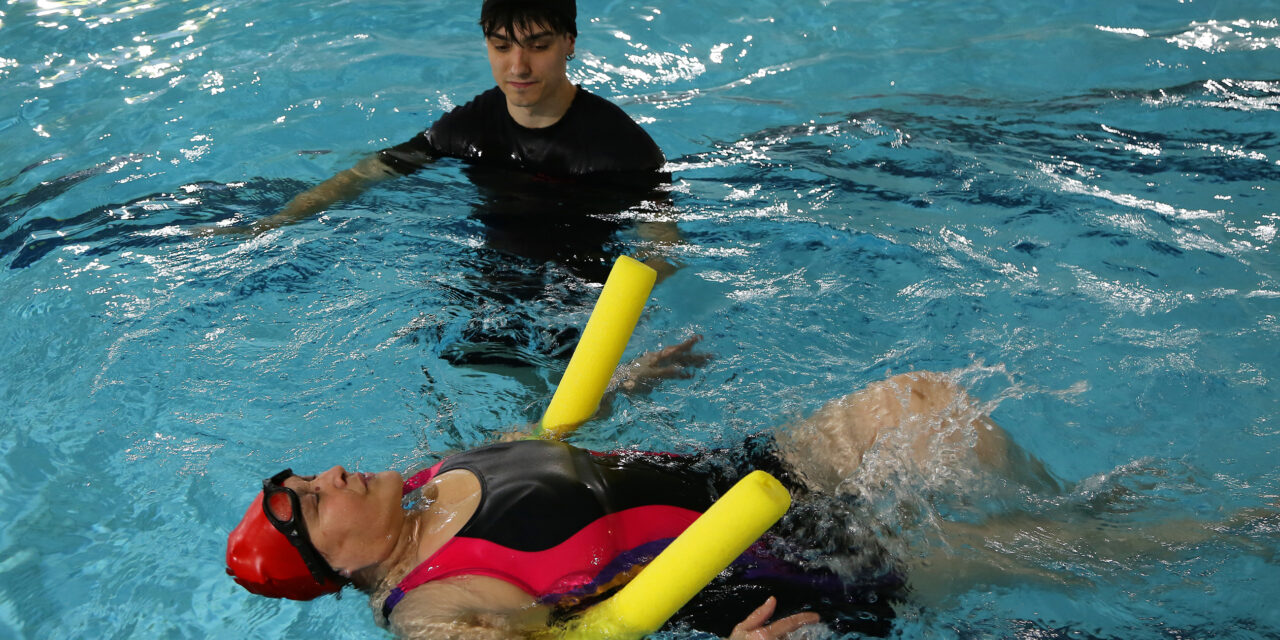 Una treintena de mayores toman parte en un cursillo de natación en Arrate