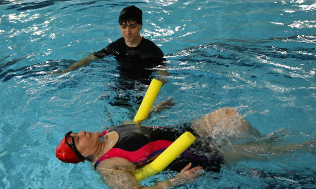 Una treintena de mayores toman parte en un cursillo de natación en Arrate