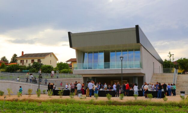 Víllodas inauguró su nuevo centro sociocultural